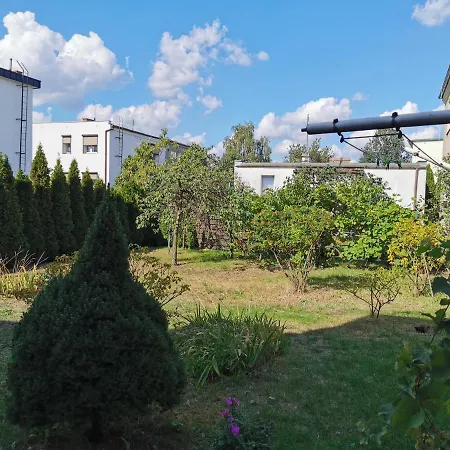 Novinea Z Balkonem I Ogrodem