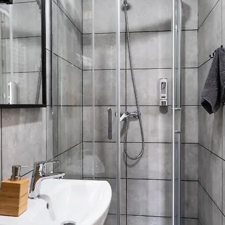 Novinea Z Balkonem I Ogrodem