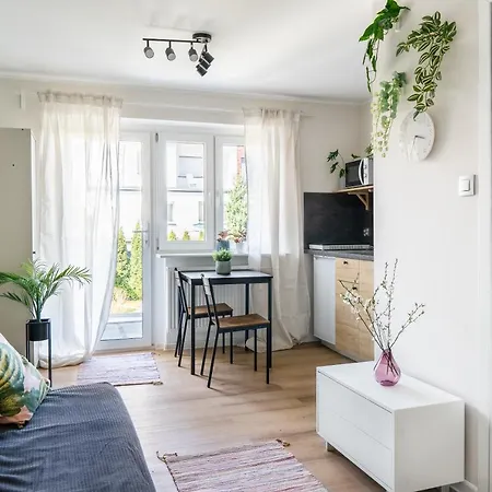 Novinea Z Balkonem I Ogrodem